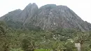 Suasana tempat wisata Gunung Parang di Kabupaten Purwakarta, Jawa Barat, Minggu (17/12). Tempat wisata alam ini menawarkan sensasi petualangan dan memacu andrenalin. (Liputan6.com/Herman Zakharia)