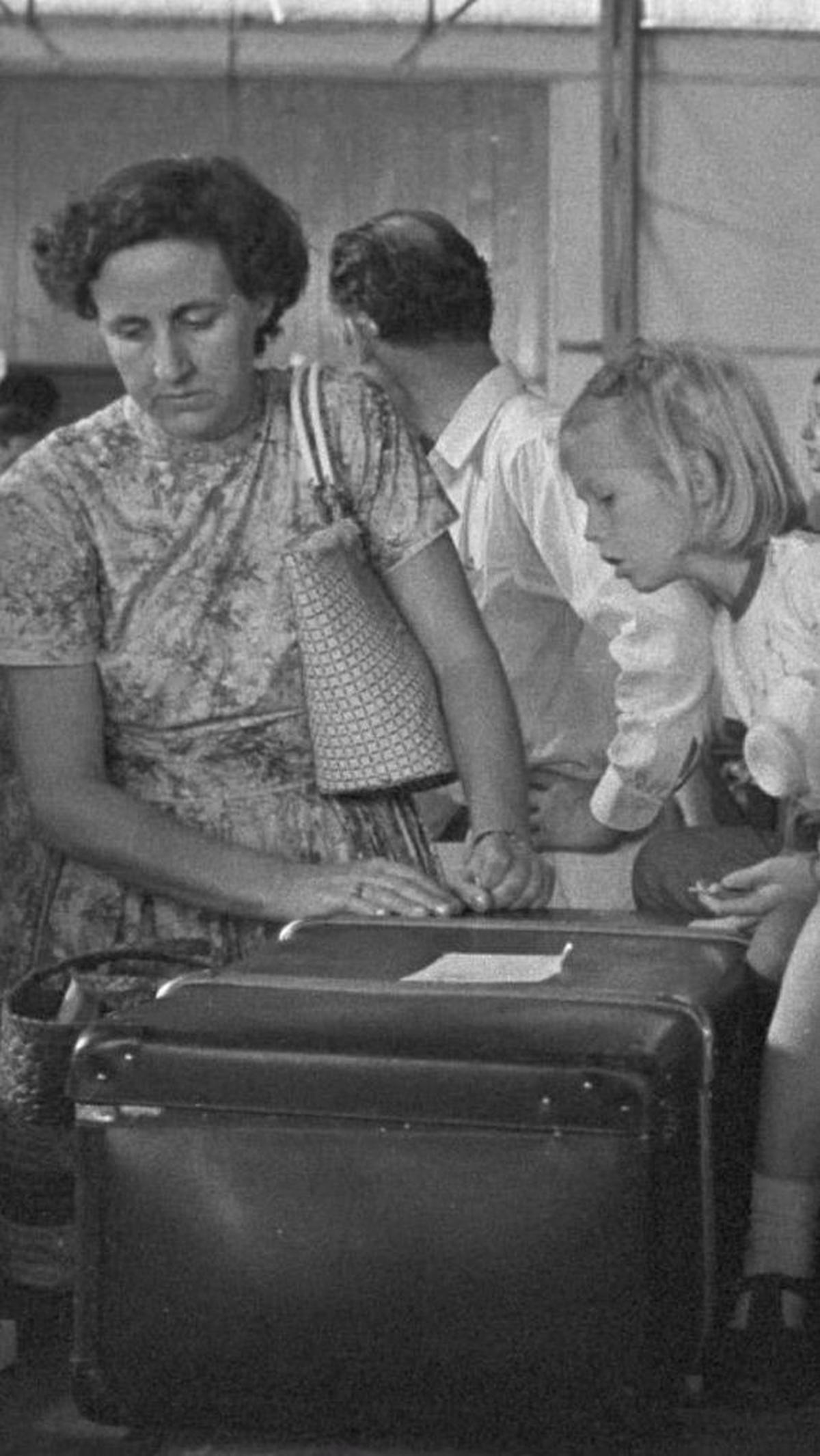 Orang-orang Belanda dinyatakan 'berbahaya bagi negara' dan diserukan untuk meninggalkan Indonesia. Perusahaan Belanda pun dinasionalisasi. Hubungan ekonomi antara Indonesia dengan Belanda terputus. Pada tanggal 17 Agustus 1960, hubungan diplomatis kedua n