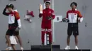 Atlet panjat tebing Indonesia, Veddriq Leonardo (tengah) berpose di atas podium bersama runner up, Wu Peng (kiri) dan peringkat tiga, Wang Xinshang dalam ajang Kualifikasi Olimpiade 2024 panjat tebing nomor speed di Shanghai, China, Sabtu (18/05/2024) waktu setempat. (AP Photo/Ng Han Guan)