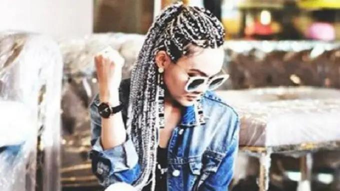 [Bintang] Usai Lepas Hijab, Rina Nose Tampil Edgy dengan Gaya Rambut Cornrows