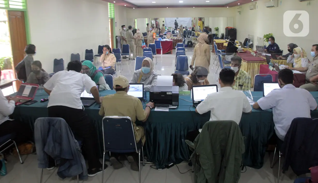 Suasana pendaftaran daring PPDB tahun ajaran 2021/2022 di Posko Pelayanan PPDB Jakarta Selatan, SMA Negeri 70 Bulungan, Jakarta, Senin (21/6/2021). Pendaftaran PPDB jalur zonasi untuk SD di DKI mulai dibuka pada 21-23 Juni 2021. (Liputan6.com/Herman Zakharia)