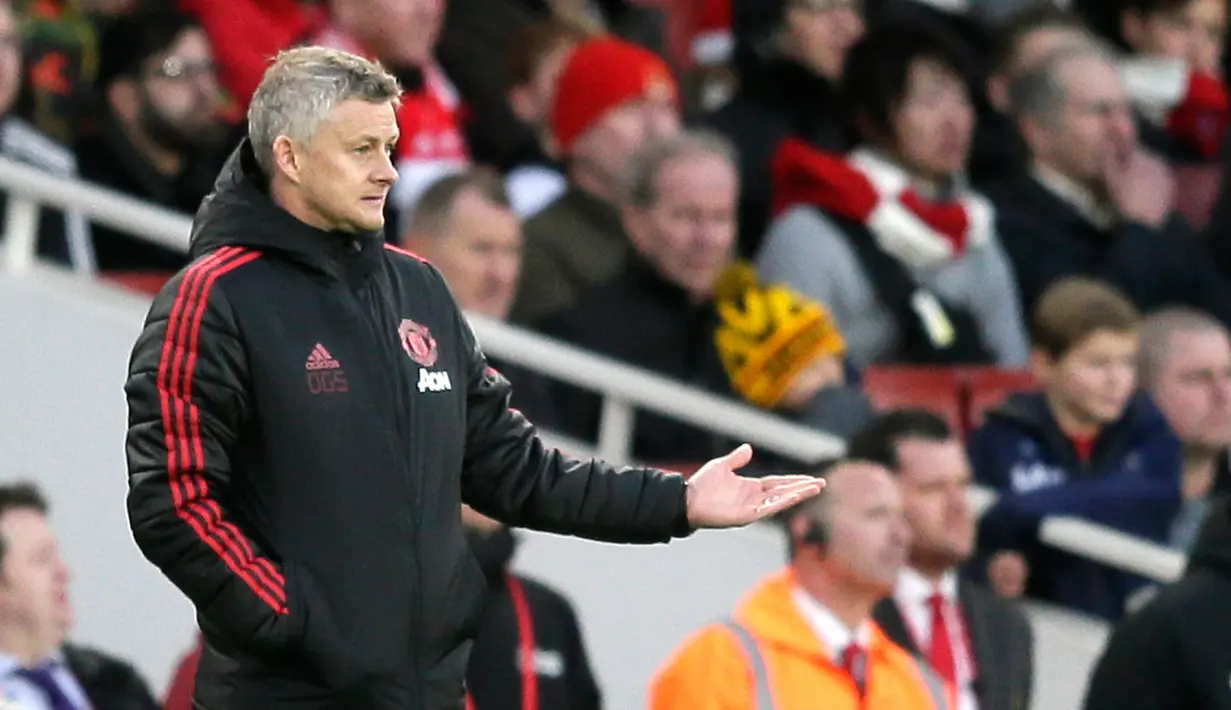 Pelatih Manchester United, Ole Gunnar Solskjaer melihat para pemainnya bertanding melawan Arsenal selama pertandingan lanjutan Liga Inggris di Stadion Emirates di London (10/3). Arsenal menang 2-0 atas MU. (AP Photo/Tim Ireland)
