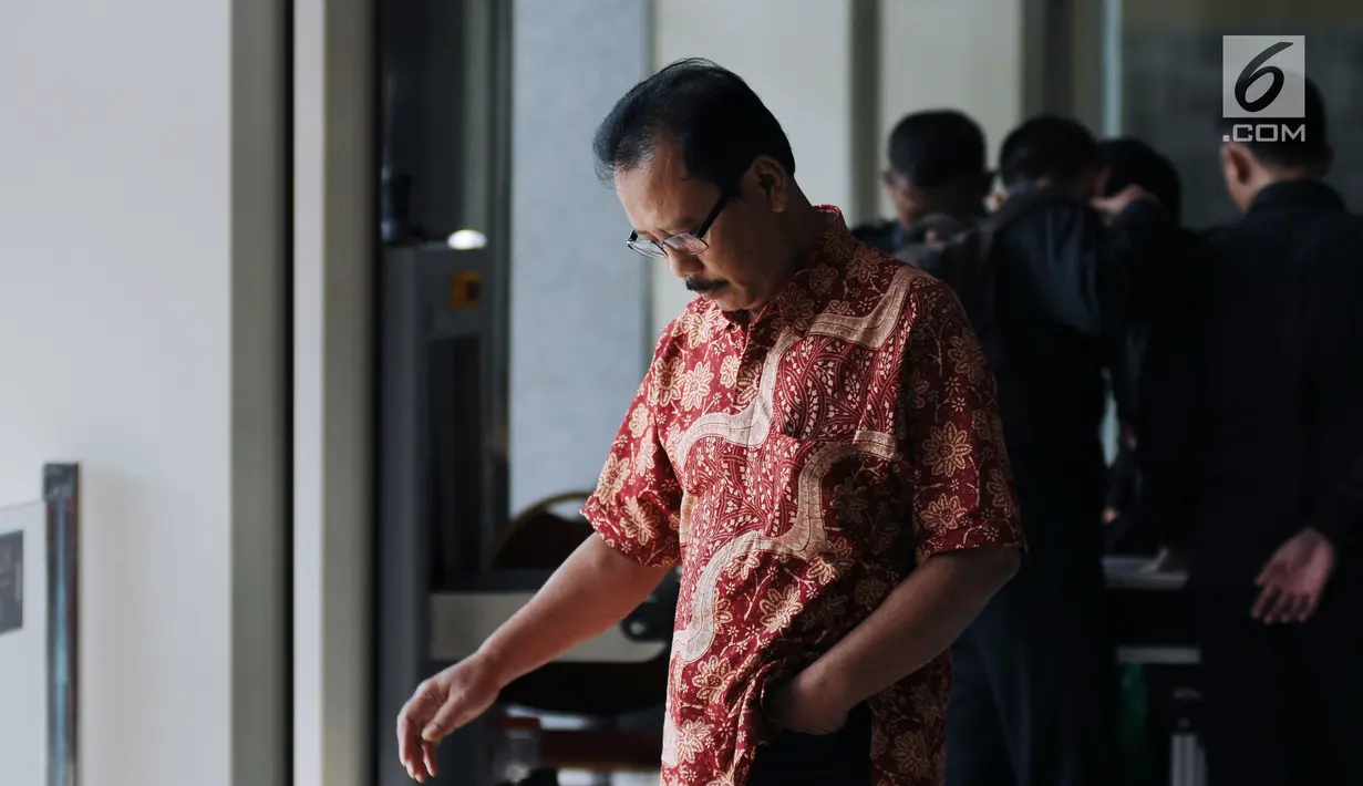 Mantan Sekda Kota Malang, Cipto Wiyonotertunduk saat meninggalkan Gedung KPK usai diperiksa, Jakarta, Senin (26/2). Cipto Wiyono diperiksa sebagai saksi terkait dugaan suap pembahasan APBD-P Pemkot Malang TA 2015. (Liputan6.com/Helmi Fithriansyah)