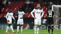 Ekspresi pemain Tottenham Hotspur, Kyle Walker, usai timnya kalah dari Bayer Leverkusen, pada Matchday 4 Grup E Liga Champions 2016-2017, di Stadion Wembley, Kamis (3/11/2016) dini hari WIB. Tottenham Hotspur kalah dengan skor 0-1.  (Reuters/Dylan Martine