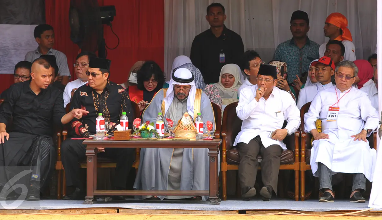 Sejumlah tokoh hadir dalam Apel Kebhinnekaan Lintas Iman Bela Negara di Lapangan Banteng, Jakarta, Minggu (17/1/2016). Kegiatan tersebut melibatkan umat dari berbagai lintas agama. (Liputan6.com/Faisal R Syam)