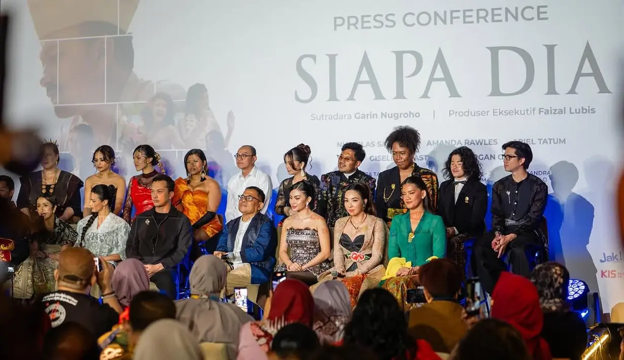 Dengan gaya yang memadukan unsur modern dan tradisi, Gisella Anastasia membuktikan dirinya sebagai salah satu selebritas yang mampu menjadikan wastra sebagai bagian dari fashion statement di panggung hiburan. [@cintabrian].