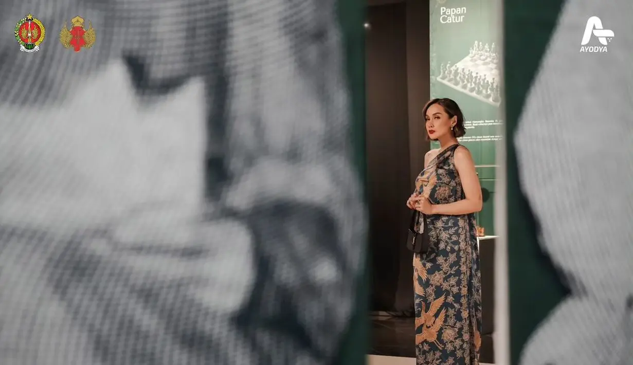 Sara Wijayanto sukses mencuri perhatian dengan gayanya yang menawan dan modern bak bangsawan Jawa. [@humasjogja]