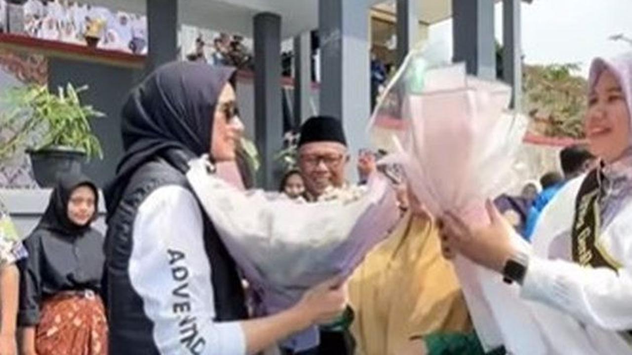 Guru-guru di sekolah tersebut memberikan bunga kepada Sonya Fatmala, yang sering disapa sebagai "bunda" atau "teteh".