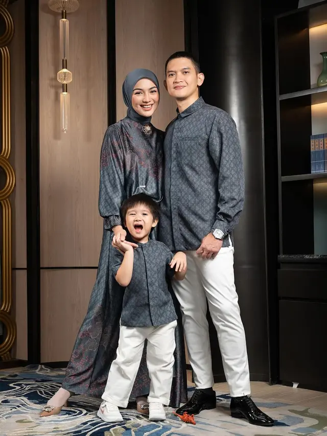 6 Gaya Lebaran ala Keluarga Citra Kirana, Inspirasi Baju Sarimbit Anti Boring