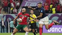 Pemain Prancis, Sofyan Amrabat (kiri) berebut bola dengan pemain Prancis, Kylian Mbappe saat laga semifinal Piala Dunia 2022 yang berlangsung di Al Bayt Stadium, Qatar, Rabu (14/12/2022). (AP Photo/Martin Meissner)
