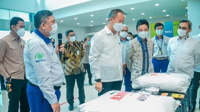 Menteri Perindustrian  Agus Gumiwang Kartasasmita mengamati garam industri sebagai bahan baku industri kimia di PT Asahimas Chemical di Cilegon, Banten, 13 April 2022. (Dok Kemenperin)