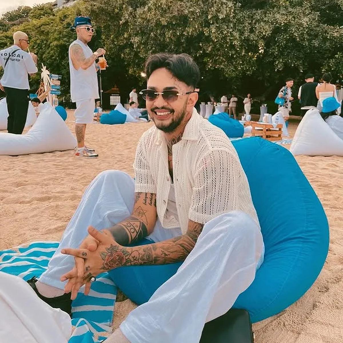 Onadio Leonardo sedang di pantai