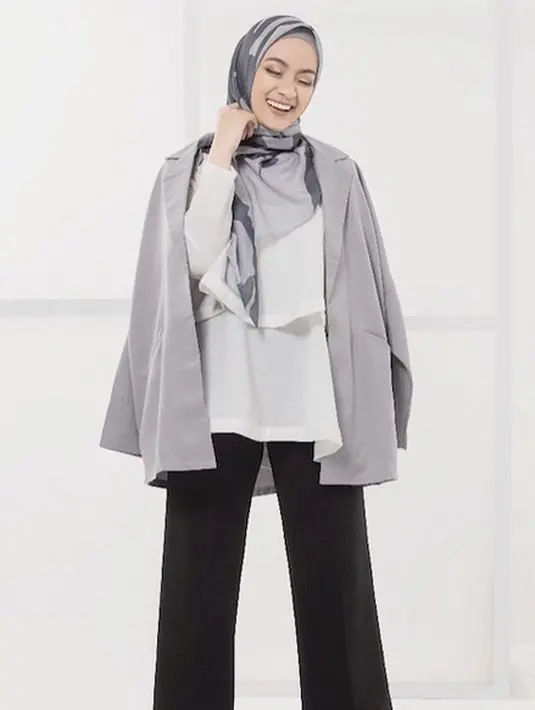 Kulot hitam dengan paduan atasan layer yang dipadukan outer abu-abu ini kece banget dipakai Ayudia. Paduan warna di bajunya membuat Ayudia terlihat sebagai sosok yang santai. (Instagram/ayudiac)