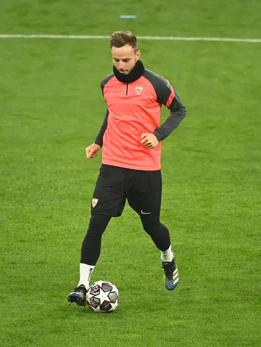 Gelandang Sevilla, Ivan Rakitic membawa bola saat mengikuti sesi latihan tim di Signal Iduna Park, Dortmund, Jerman (8/3/2021). Sevilla akan bertanding melawan Borrusia Dortmund pada leg kedua babak 16 besar Liga Champions di Signal Iduna Park. (Ina FASSBENDER / AFP)