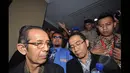 Pimpinan KPK, Zulkarnaen dan Adnan Pandu Praja dipaksa sejumlah petugas meninggalkan Kantor Mabes Polri untuk bertemu dengan Wakapolri Badrodin Haiti, Jakarta, Jumat (23/1/2015). (Liputan6.com/Miftahul Hayat)