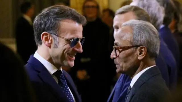 Ali Akbar saat dianugerahi gelar ksatria Ordo Nasional Kehormatan oleh Presiden Prancis Emmanuel Macron di Istana Elysee, pada Rabu (28/1/2026).