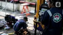 Sejumlah peserta mengikuti pelatihan pengelasan dengan sistem jemput bola (mobile training unit/MTU) yang digelar Pusat Pelatihan Kerja Khusus Pengembangan Las (PPKKPL) di halaman Kantor Kelurahan Pancoran, Jakarta, Kamis (15/9/2022). Kegiatan yang dilaksanakan selama kurang lebih selama satu bulan ini untuk memberikan keterampilan dan meningkatkan keahlian sekaligus sebagai upaya menekan angka pengangguran. (Liputan6.com/Faizal Fanani)