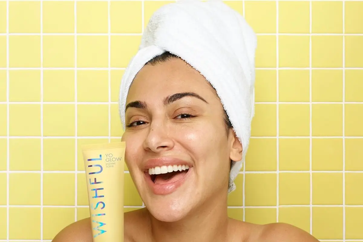 Pilihan Scrub Ringan untuk Mencerahkan Kulit dari Huda Kattan