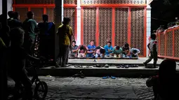 Pemuda mengikuti gladi bersih tari Rapa'i Geleng, menggunakan rebana tradisional, di desa ekowisata Nusa di Lhoknga, provinsi Aceh (31/8/2021). (AFP/Chaideer Mahyuddin)