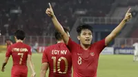 Gelandang Indonesia, Witan Sulaeman, melakukan selebrasi usai membobol gawang Uni Emirat Arab (UEA) pada laga AFC di SUGBK, Jakarta, Rabu (24/10/2018). Indonesia menang 1-0 atas UEA. (Bola.com/M Iqbal Ichsan)