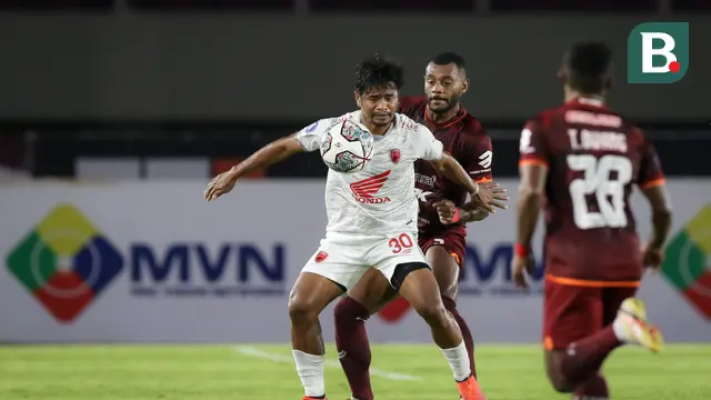 Winger PSM Makassar, Ilham Udin dikawal ketat oleh bek Borneo FC, Marckho Meraudje.