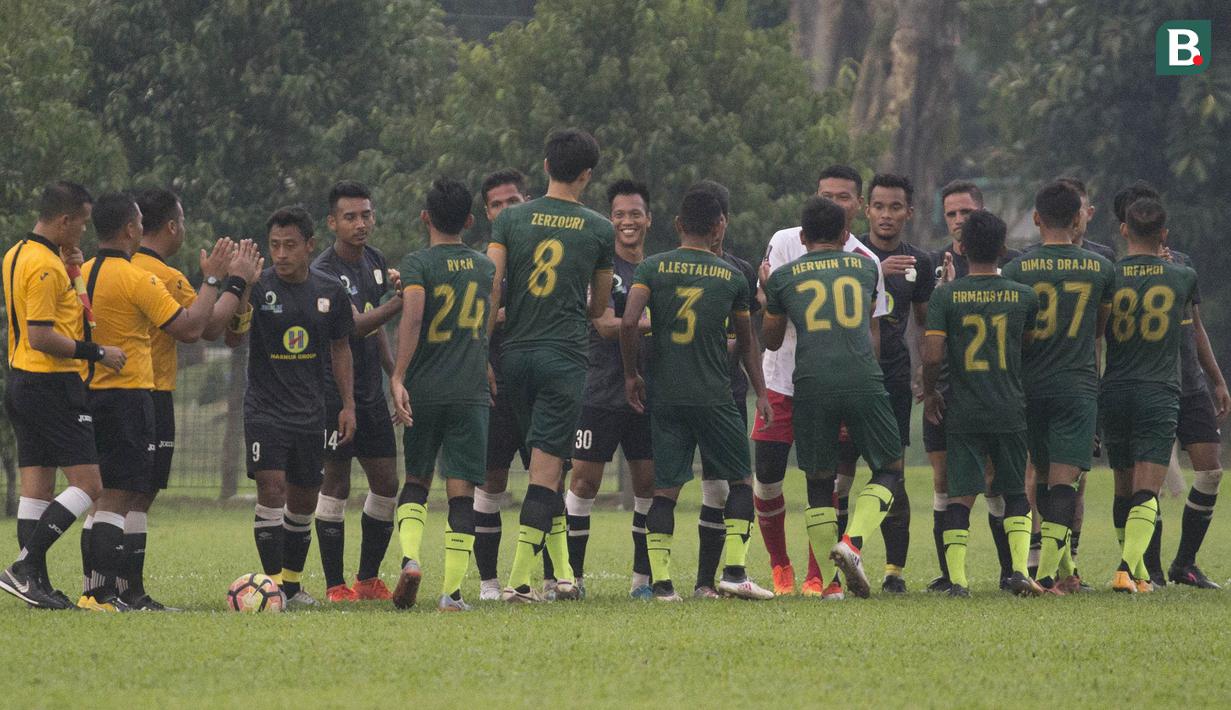 Para pemain PS Tira bersalaman dengan para pemain Barito Putera usai laga persahabatan di Lapangan Bais, Bogor, Kamis (22/2/2018). PS Tira kalah 1-2 dari Barito Putera. (Bola.com/Asprilla Dwi Adha)