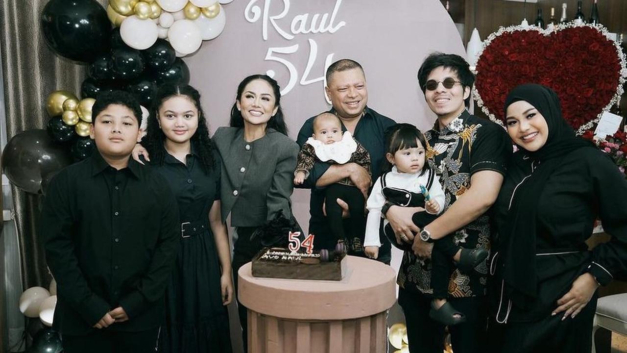 Netizen Salah Fokus pada Azura, Berikut 8 Potret Aurel Hermansyah di Ulang Tahun Raul Lemos ke-54, Kompak Tampil Serba Hitam