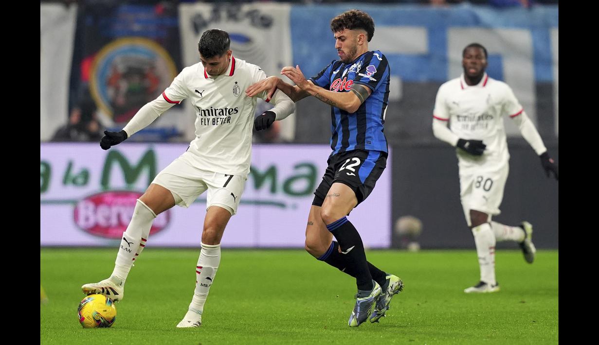 Pemain AC Milan, Avaro Morata (kiri) berebut bola dengan pemain Atalanta, Matteo Ruggeri pada laga lanjutan Liga Italia 2024/2025 di ewiss Stadium, Bergamo, Italia, Sabtu (07/12/2024) dini hari WIB. (AP Photo via Spada/LaPresse)