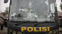 Kaca bus polisi pecah pascapenyerangan di Polsek Ciracas, Jakarta, Sabtu (29/8/2020). Polsek Ciracas  diserang oleh sejumlah orang tak dikenal pada Sabtu (29/8) dini hari. (Liputan6.com/Faizal Fanani)
