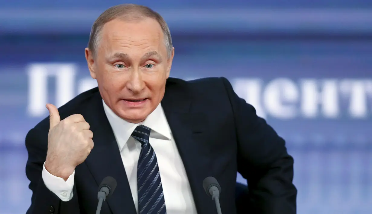 Vladimir Putin. Tanda tangan Presiden Rusia Vladimir Putin, yang juga orang paling berpengaruh di dunia 2014 menurut majalah Forbes, dihargai sekitar $160 atau 1,95 juta. (REUTERS/Maxim Zmeyev)