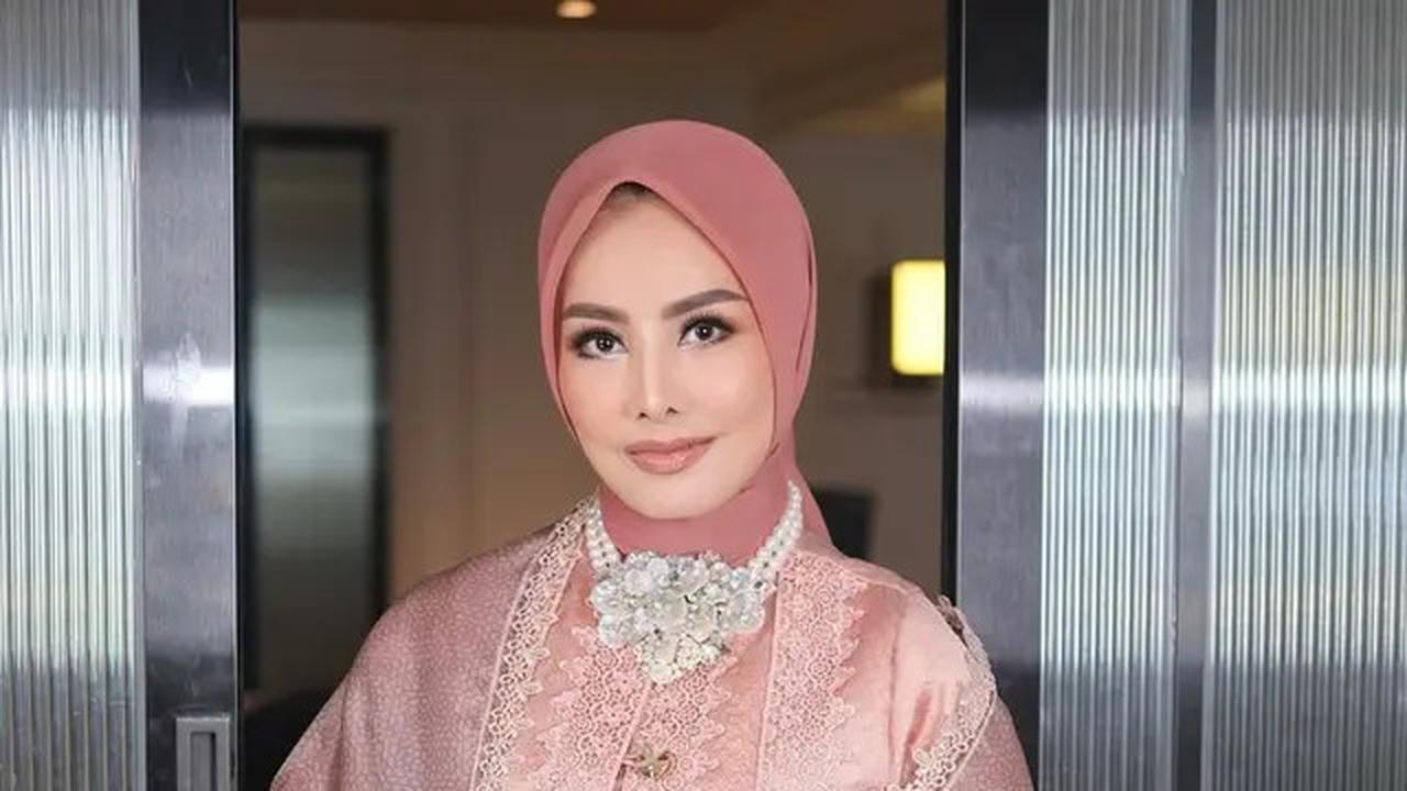 7 Potret Cici Faramida Tetap Cantik dan Awet Muda di Usia 50-an, Outfitnya Selalu Elegan