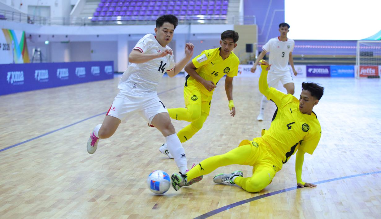 Pemain Timnas Futsal Indonesia, Imam Anshori berduel dengan pemain Malaysia di Piala AFF Futsal 2026 yang bertempat di Nonthaburi Sports Complex Gymnasium, Thailand, Selasa (7/4/2026). (Dok. FFI)