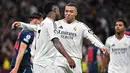 Penyerang Real Madrid, Vinicius Junior (kiri) bersama Kylian Mbappe merayakan golnya saat matchday 7 League Phase Liga Champions 2024/2025 melawan RB Salzburg di stadion Santiago Bernabeu, Madrid, Rabu 22 Januari 2025 atau Kamis (23/1/2025) dini hari WIB. (JAVIER SORIANO/AFP)