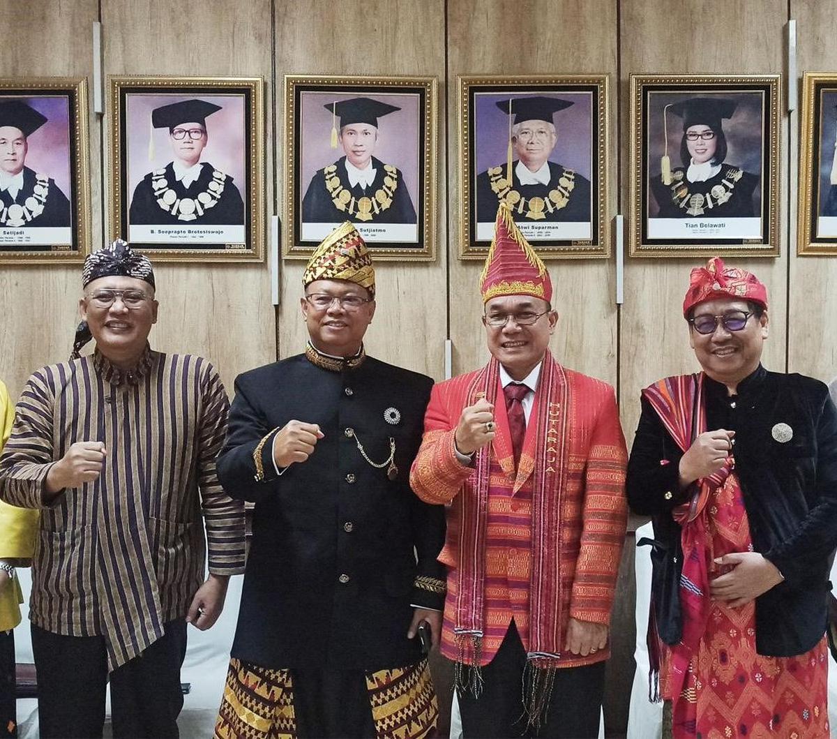 "Marilah kita terus mencari peluang dan memanfaatkan kesempatan untuk terus berinovasi dan berkreasi," ujar Ojat.&nbsp;<br>