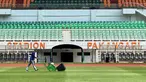 Seorang petugas melakukan perawatan rumput Stadion Pakansari, Cibinong, Kabupaten Bogor, Rabu (23/7/2026). Perawatan lapangan terus dilakukan menjelang Stadion Pakansari menjadi kandang Timnas Indonesia pada babak penyisihan Grup A Piala AFF 2026. Pengelola stadion melakukan treatment rumput sejak berakhirnya Pegadaian Championship 2025/2026 dengan pendampingan dari tim PSSI agar kondisi lapangan memenuhi standar untuk pertandingan internasional. (Bola.com/Muhammad Adi Yaksa)