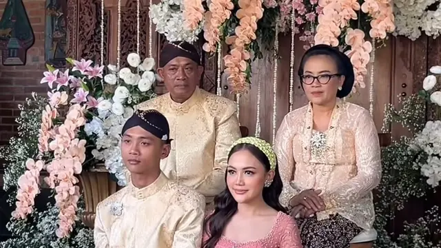 Calon Menantu Soimah di sebelum Siraman pakai kebaya pink. [@yosikaay]