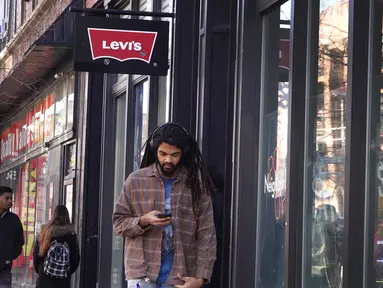 Sebuah papan nama tergantung di atas toko pakaian Levi's pada tanggal 29 Januari 2024 di Chicago, Illinois. (Scott Olson/Getty Images/AFP)