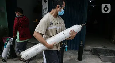 Pembeli mengantre dengan membawa tabung di tempat pengisian Oxygen Medical di Jalan Minang Kabau, Jakarta, Senin (28/6/2021). Permintaan pengisian oksigen di agen tabung oksigen di Jakarta alami peningkatan seiring lonjakan kasus COVID-19. (Liputan6.com/Faizal Fanani)