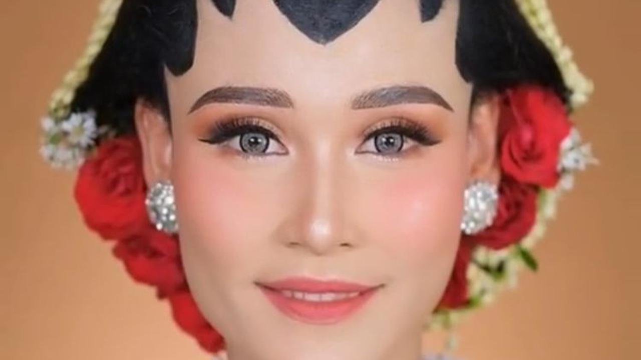 Biasa dikenal sebagai personal trainer, Saras ingin terlihat cantik dan feminin di hari bahagianya ini.