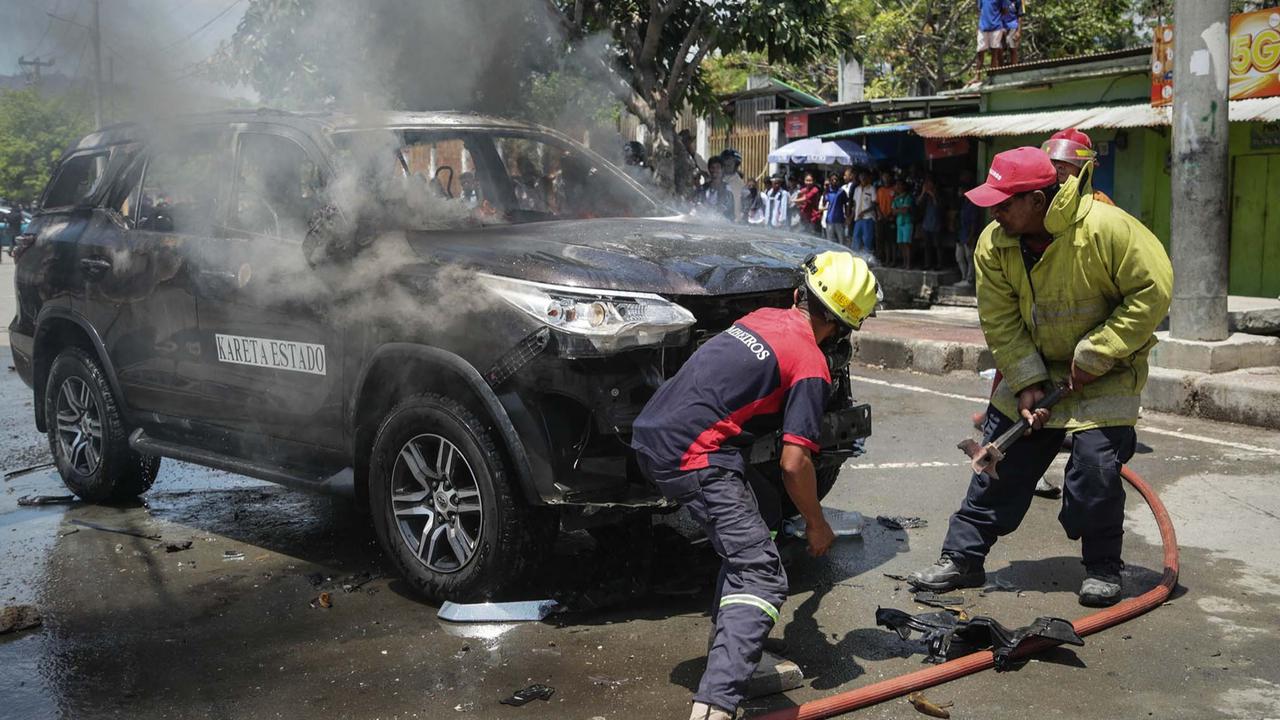 FOTO: Demo Hari Kedua, Mahasiswa Timor Leste Bentrok dengan Polisi