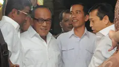 Capres PDIP Joko Widodo bertemu Aburizal Bakrie di Pasar Gembrong, Jakarta Pusat, Selasa (14/5/2014) (Liputan6.com/Herman Zakharia)