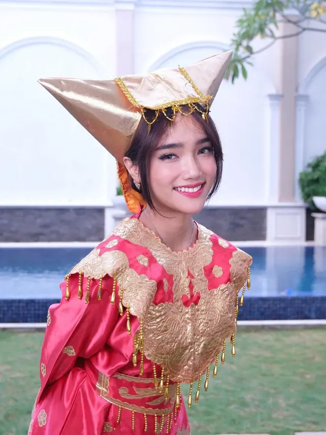 8 Gaya Etnik Fuji Utami Kenakan Busana Adat, Tunjukkan Pesona Gadis Minang yang Rancak Bana Sedari Kecil