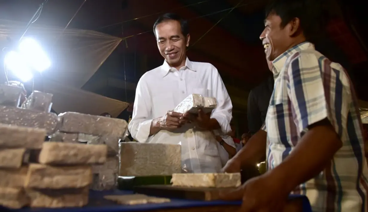 Presiden Joko Widodo (Jokowi) berbincang dengan pedagang tempe ketika blusukan ke Pasar Bogor, Jalan Roda, Kota Bogor, Selasa (30/10). Kepada para pedagang, Jokowi menanyakan kondisi harga komoditas yang mereka jual. (Liputan6.com/HO/Biro Pers Setpres)