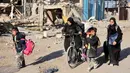 Juru bicara pertahanan sipil mengatakan, sedikitnya 50 warga Palestina tewas saat Israel mengebom bangunan tempat tinggal di Beit Lahiya, Gaza utara. (Omar AL-QATTAA/AFP)