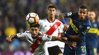 Milton Casco (River Plate) berduel dengan Sebatian Villa (Boca Juniors). (AFP/Gabriel Bouys)