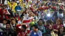 Sejumlah badut bersorak merayakan Hari Badut nasional di Lima, Peru, Jumat (25/5). Ratusan badut profesional dengan mengenakan kostum beraneka warna-warni, wig, dan wajah yang dicat, berpartisipasi dalam pawai di jalan kota Lima. (AP Photo/Martin Mejia)