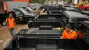 Petugas memeriksa mesin kendaraan operasional di kantor Dinas Kebersihan DKI Jakarta, di Cililitan, Jakarta, Jumat (23/10). Sebanyak 77 mobil pick up diberikan sebagai kendaraan operasional pengawas kebersihan kota. (Liputan6.com/Gempur M Surya)