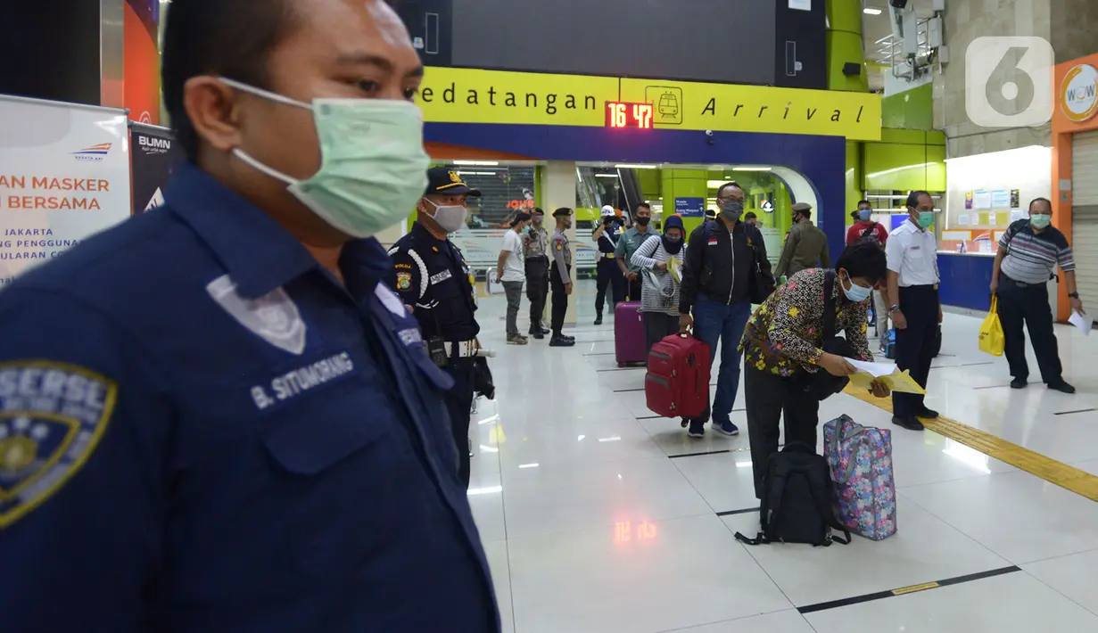 Penumpang menyiapkan SIKM untuk diperiksa di stasiun Gambir Jakarta, Kamis (28/5/2020). Penumpang yang mudik dari Surabaya mengunakan kereta api luar biasa harus memiliki SIKM sebagai syarat yang dimiliki warga untuk keluar atau masuk ke wilayah Jakarta. (merdeka.com/Imam Buhori)