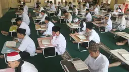 Santri bertadarus dalam rangka mengkhatamkan Qur'an di Masjid Daarul Qu'ran Pesantren Al Kautsar, Cibinong, Bogor, Jawa Barat, Minggu (10/04/2022). Kegiatan Khatam Al-Quran dilakukan rutin di bulan Ramadhan bagi santri yang diantara mengisi waktu menunggu buka puasa. (merdeka.com/Arie Basuki)