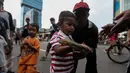 Seorang anak tampak mengelus seekor ular saat momen Car Free Day (CFD) di kawasan Bundaran HI, Jakarta, Minggu (29/1). Tak sedikit pengunjung Car Free Day yang ingin berfoto dengan hewan reptil tersebut. (Liputan6.com/Faizal Fanani)